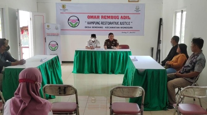 KLIR: Pengembalian barang bukti kepada korban di Rumah RJ Desa Sendang, Kecamatan Wonogiri Kota, Rabu (21/9). (KEJARI WONOGIRI FOR RADAR SOLO)