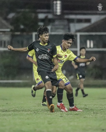 OPTIMISTIS: Uji coba AT Farmasi (jersey hitam) melawan UNSA FC di Lapangan Blulukan, belum lama ini. (AT FARMASI OFFICIAL)