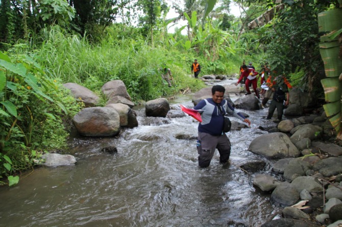 PEMANTAUAN: Kegiatan susur sungai di Kali Bagor, Desa Jagalan, Kecamatan Karangnongko, belum lama ini. (DOKUMENTASI BPBD KLATEN)