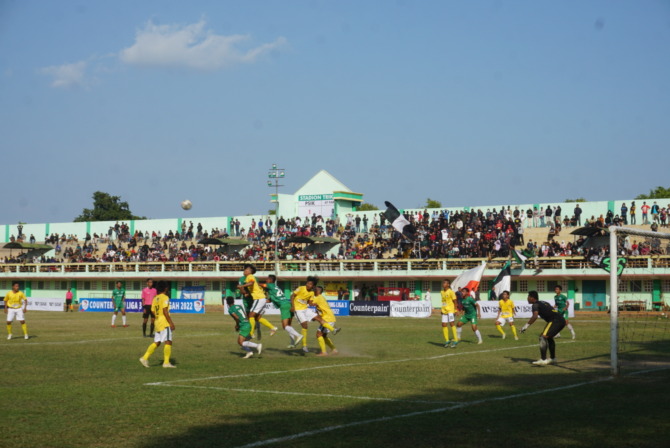 Jalannya pertandingan PSIK Klaten kontra AT Farmasi Surakarta dalam lanjutan Liga 3 Jawa Tengah di Stadion Trikoyo Klaten. (ANGGA PURENDA/RADAR SOLO)