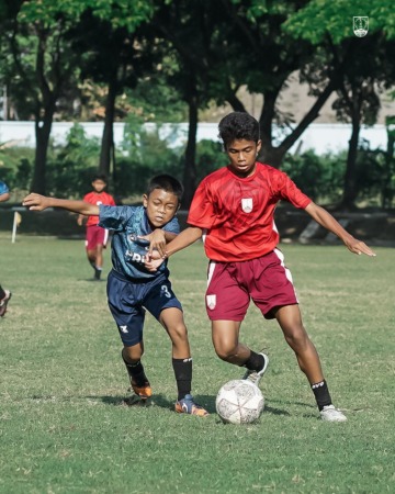 PEMBINAAN: Pertandingan Persis Solo U-14 (kanan) melawan klub lokal Solo, belum lama ini. (PERSIS SOLO OFFICIAL FOR RADAR SOLO)