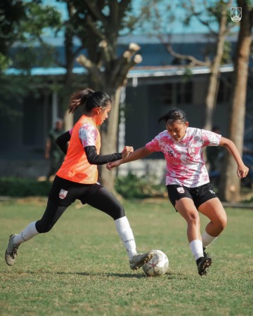POTENSIAL: Gelandang Persis Women Helsya Maesaroh (kanan) berlatih di Lapangan AURI, belum lama ini. (PERSIS SOLO OFFICIAL FOR RASO)