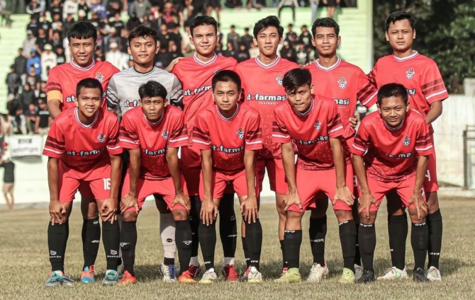 Skuad AT Farmasi Solo yang melakoni laga uji coba jelang debut di Liga 3, kontra PSISa Salatiga di Stadion Kridanggo, Salatiga, Jumat (9/9) lalu. (AT Farmasi Siap Jalani Debut di Liga 3 2022 Zona Jateng)