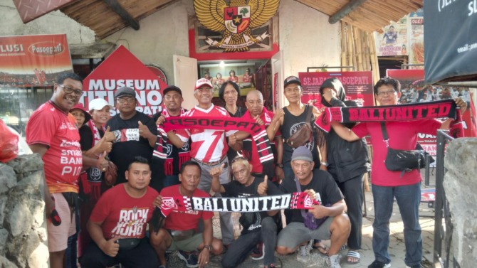 BERSINERGI: Suporter Bali United saat mampir ke Museum Titik Nol Pasoepati, Kamis (15/9). (MAYOR HARISTANTO FOR RADAR SOLO)