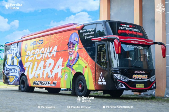 PUSAT PERHATIAN: Bus Persika Karanganyar yang akan digunakan selama mengarungi Liga 3 2022 musim ini. (PERSIKA KARANGANYAR OFFICIAL)