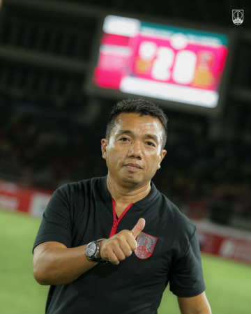 BERI PERUBAHAN: Pelatih karteker Persis Solo Rasiman ikut bahagia usai membawa timnya menang atas Bali United di Stadion Manahan (15/9). (PERSIS SOLO OFFICIAL)
