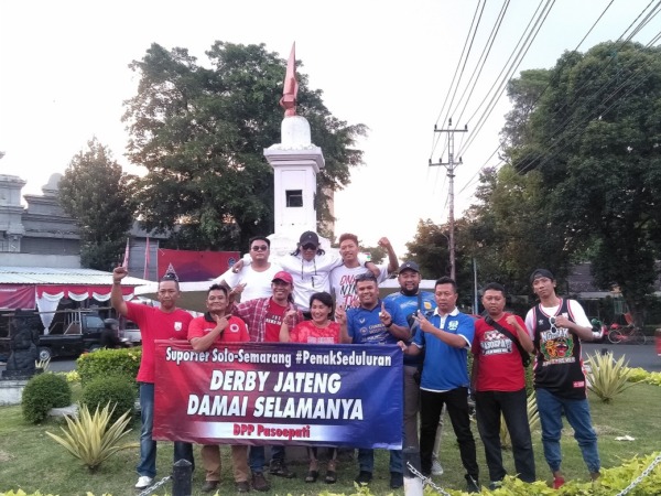 aksi suporter Pasoepati dan Panser Biru saat menggelar aksi damai di depan Balai Persis, Kamis sore (2/9). (NIKKO AUGLANDY/RADAR SOLO)