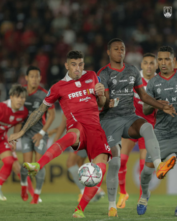 MENEPI: Striker asing Persis Solo Fernando Rodriguez (kiri) saat bermain melawan Madura United di Stadion Manahan (23/8). (PERSIS SOLO OFFICIAL)