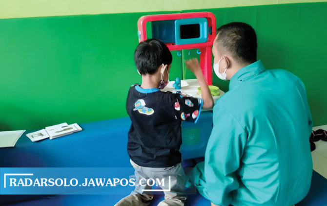 KESETARAAN: Guru PLDPI Kota Surakarta mengajar salah seorang siswa ABK. (SEPTIAN REVINDA/RADAR SOLO)