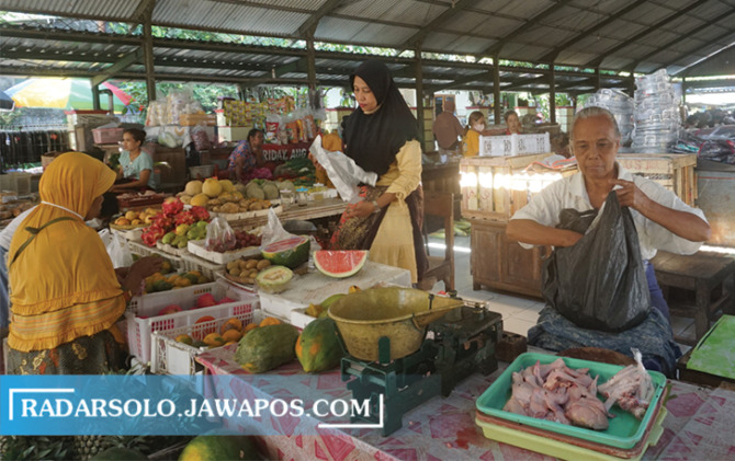 DIPANTAU: Harga kebutuhan pokok di sejumlah pasar tradisional sudah naik sebelum kenaikan harga BBM. (ANGGA PURENDA/RADAR SOLO)