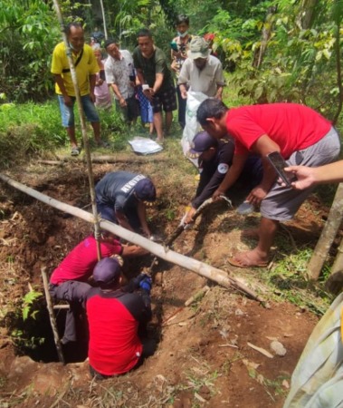 KERJASAMA: Petugas Damkar melakukan evakuasi ular di sumur milik warga Dusun Geneng RT 02 RW 12 Desa Purwosari Kecamatan Wonogiri Kota Kamis (8/9). (IWAN ADI LUHUNG/RADAR SOLO)