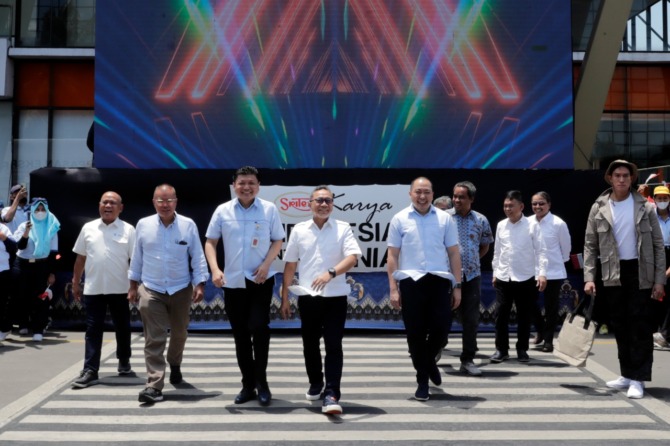 Menteri Perdagangan (Mendag) Zulkifli Hasan didampingi dua petinggi Sritex Group dan jajaran Kemendag di kawasan Sritex, Kamis (15/9). (HUMAS KEMENDAG FOR RADAR SOLO)