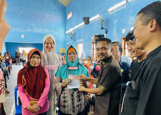 CEK LANGSUNG: Anggota Komisi VIII DPR RI Paryono, saat melakukan pemantauan langsung terhadap penyaluran BLT di wilayah Kebakramat, Karanganyar. (RUDI HARTONO/RADAR SOLO)