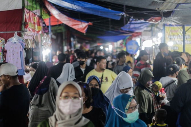 Pengunjung memadati Pasar Malam Sekaten belum lama ini. Event tahunan tersebut selalu ditunggu-tunggu. (M IHSAN/RADAR SOLO)