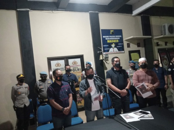 Kapolda Jateng Irjen Pol Ahmad Luthfi beri keterangan pers di Mapolsek Grogol, Minggu malam (25/9/2022). (IWAN KAWUL/RADAR SOLO)