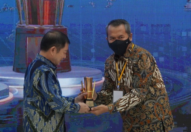Bupati Wonogiri Joko Sutopo menerima piala Penghargaan Pembangunan Daerah (PPD) dari Menteri PPN/Bappenas Suharso Monoarfa di Jakarta, Kamis (29/9/2022). (Protokol dan Komunikasi Pimpinan Setda Wonogiri for Radar Solo).