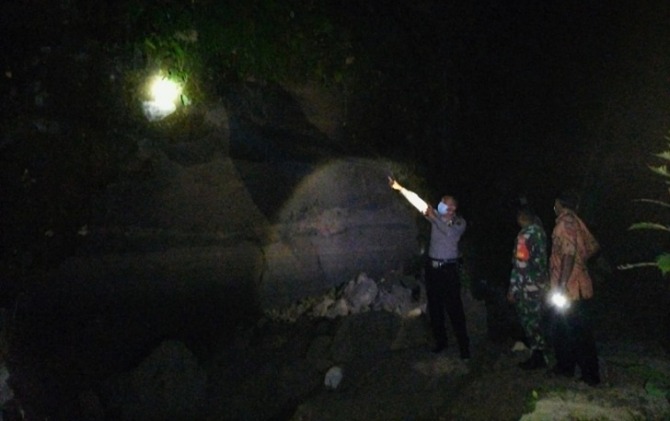 Polisi menunjukkan lokasi tebing yang longsor dan memakan korban di Desa Karanganyar, Tamansari. (POLSEK MUSUK FOR RADAR SOLO)