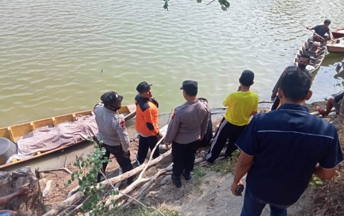 Evakuasi terhadap nenek-nenek yang tenggelam di Waduk Kedung Ombo kawasan Miri, Sragen, Jumat (9/9).