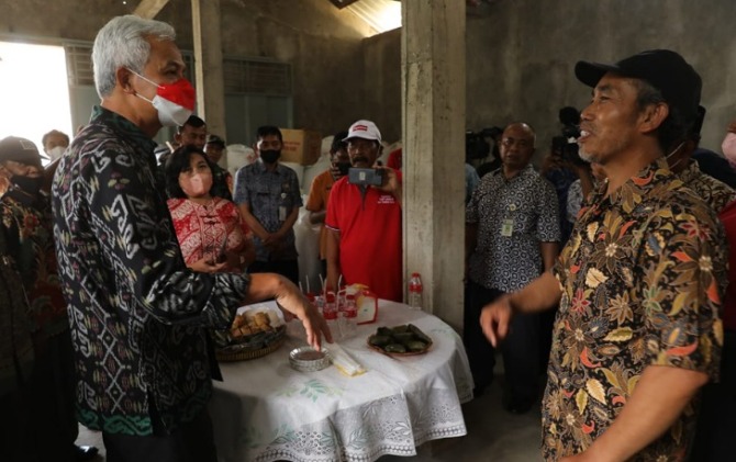 Gubernur Jateng Ganjar Pranowo berdialog dengan petani di sel-sela meninjau Gapoktan Tani Subur di Desa Tambakboyo, Kecamatan Ambarawaz Kabupaten Semarang, Selasa (13/9).
