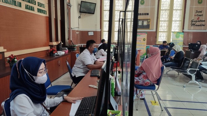 Pelayanan masyarakat di kantor Pengadilan Agama Wonogiri. (IWAN ADI LUHUNG/RADAR SOLO)