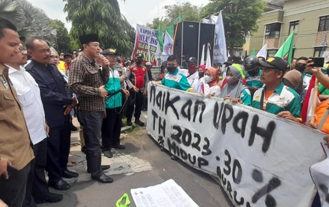 Ratusan buruh menggelar aksi di depan kantor DPRD Karanganyar, Rabu (21/9). (RUDI H/RADAR SOLO)