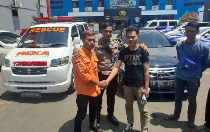 Satlantas Polres Karanganyar melakukan mediasi antara pengemudi Toyota Camry dengan ambulans, Sabtu (24/9). Sebelumnya viral di medsos pengemudi Camry tersebut menghalangi laju ambulans. (RUDI H/RADAR SOLO)