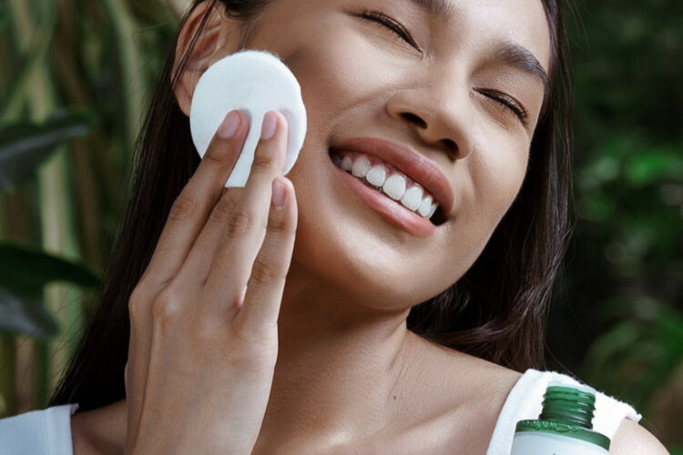 ILUSTRASI. Memakai skincare. (Instagram ayomskin.id)