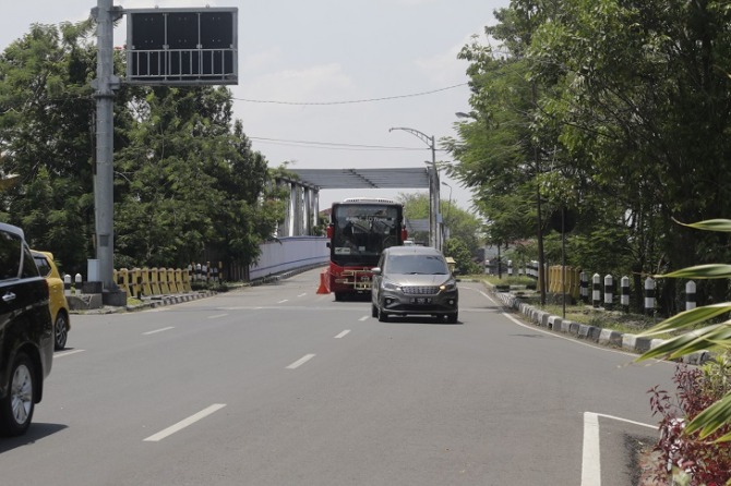 Kendaraan dari arah Karanganyar melintasi Jembatan Jurug menuju Kota Solo, Senin (19/9/2022).