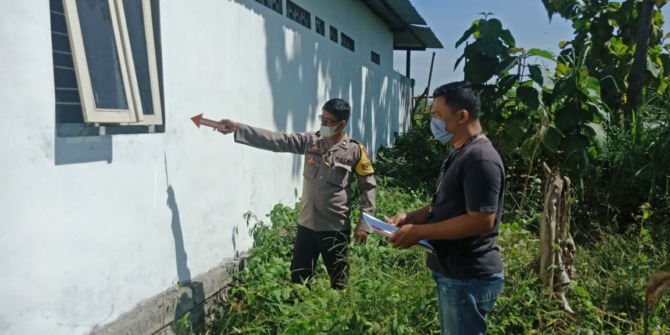 OLAH TKP: Jajaran Polsek Ceper tunjukkan jendela kantor Desa Dlimas yang dibobol maling, Sabtu (17/9). (POLSEK CEPER FOR RASO)