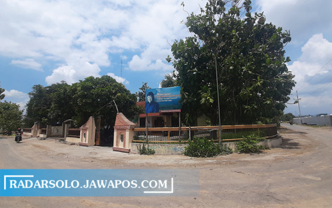 STRATEGIS: Kantor Desa Guwokajen lahannya terdampak proyek tol Jogja-Solo, Jumat (30/9). (RAGIL LISTIYO/RADAR SOLO)