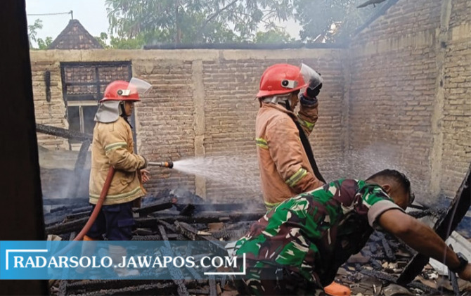 HANGUS: Salah satu rumah di Sumber Rt 06 Desa Cepoko, Kecamatan Sumberlawang yang terbakar, Selasa (13/9). (AHMAD KHAIRUDIN/RADAR SOLO)