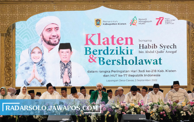 BERIBADAH: Kegiatan Klaten Berdzikir dan Bersholawat yang berlangsung di Lapangan Desa Cawas, Kecamatan Cawas Jumat (2/9) lalu. (ANGGA PURENDA/RADAR SOLO)
