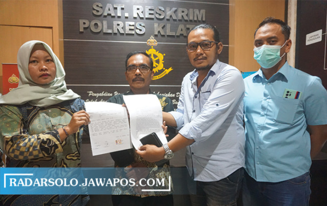 BERDAMAI: Kusmiyati dengan Kades Bogem Tri Raharja (tengah) menunjukan surat pencabutan aduan dugaan pemalsuan SK pengabdian desa di Mapolres Klaten. (ANGGA PURENDA/RADAR SOLO)