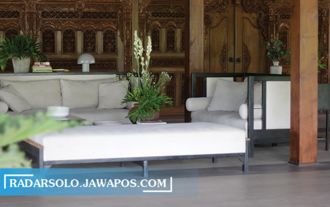 MEMBANGGAKAN: Perpaduan rumah tradisional Jawa dengan furniture modern di Limasan House, Kawasan Colomadu, Kabupaten Karanganyar. Konsep ini meraih penghargaan bergengsi tingkat dunia. (M. IHSAN/RADASR SOLO)