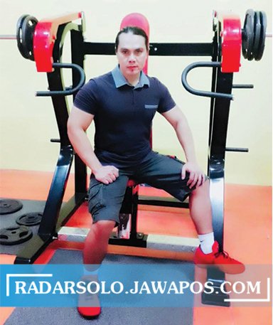 MANTAN ATLET: Muladi pembuat alat-alat fitnes asal Desa Sedayu, Kecamatan Jumantono, Kabupaten Karanganyar. (RUDY HARTONO/RADAR SOLO)
