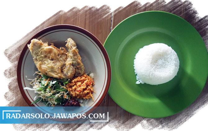 LEGENDARIS: Seporsi nasi terancam ayam goreng kampung khas Klaten di Desa Cawas, Kecamatan Cawas. (ANGGA PURENDA/RADAR SOLO)