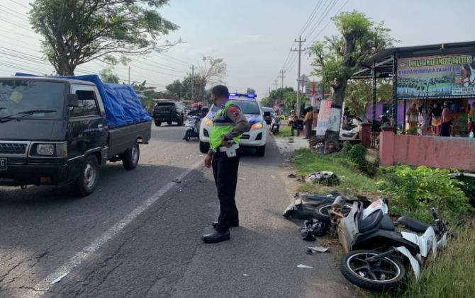 Polisi melakukan olah TKP kecelakaa Honda Beat dengan Toyota Innova di ruas jalan Sukoharjo-Wonogiri, Dusun Widoro RT 01 RW 04, Desa Kepuh, Kecamatan Nguter, Jumat (16/9) siang. (IWAN KAWUL/RADAR SOLO)