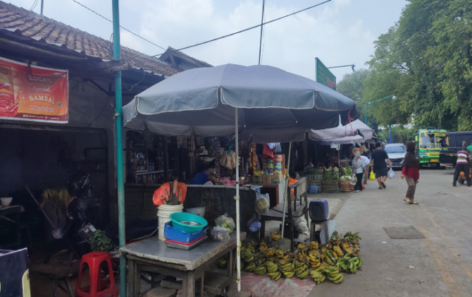 DIPANTAU: Harga kebutuhan pokok di Pasar Bunder Sragen relatif stabil pasca kenaikan harga BBM. (AHMAD KHAIRUDIN/RADAR SOLO)