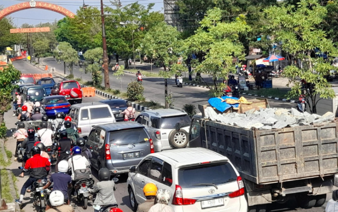 PADAT MERAYAP: Kondisi arus lalu lintas dari arah Palur Jaten menuju jembatan Jurug yang berbatasan dengan Kota Solo jelang penutupan, Senin (19/9). (RUDI HARTONO/RADAR SOLO)