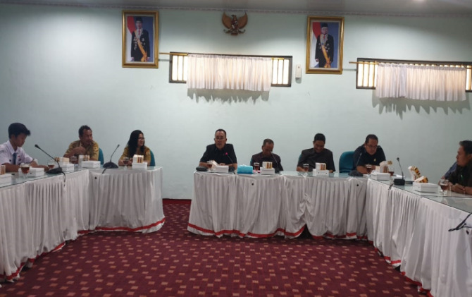 Unsur pimpinan DPRD Sragen audiensi dengan siswa SMAN 1 Tangen tentang pembelajaran demokrasi. (AHMAD KHAIRUDIN/RADAR SOLO)