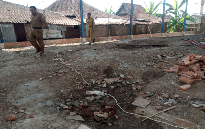Kades Sidorejo, Kecamatan Bendosari Sriyanto cek lokasi pembangunan gudang plastik di wilayahnya, Senin (19/9). (IWAN KAWUL/RADAR SOLO)