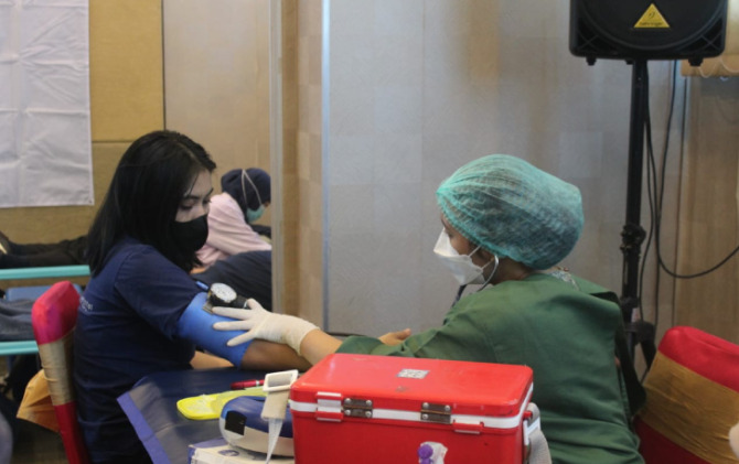 Kegiatan donor darah yang digelar favehotel Solo.