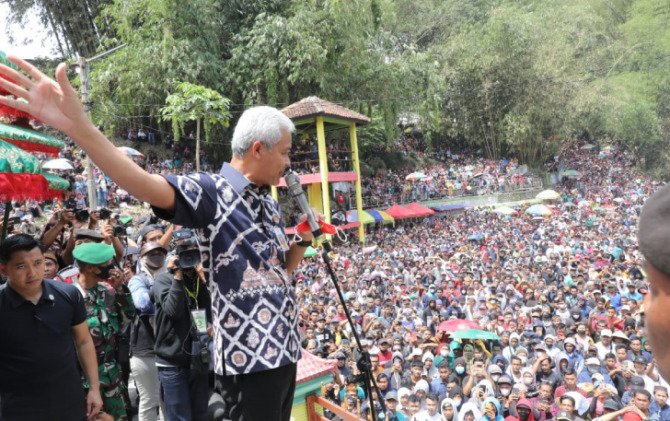 Gubernur Jateng Ganjar Pranowo memberikan sambutan pada tradisi sebar apem Yaa Qowiyyu di Kompleks Makam Kiai Ageng Gribig, Jatinom yang diikuti masyarakat secara meriah, Jumat (16/9).