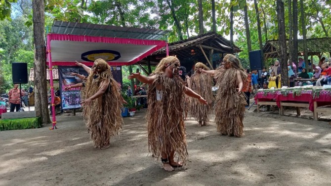 Tari Rempeg Balung Buto di Desa Manyar Rejo, Sangiran, Sragen karya FSP ISI Surakarta. Pertunjukan seni tari ini untuk mengenalkan fosil-fosil di Sangiran melalui seni tari. (FSP ISI SURAKARTA)