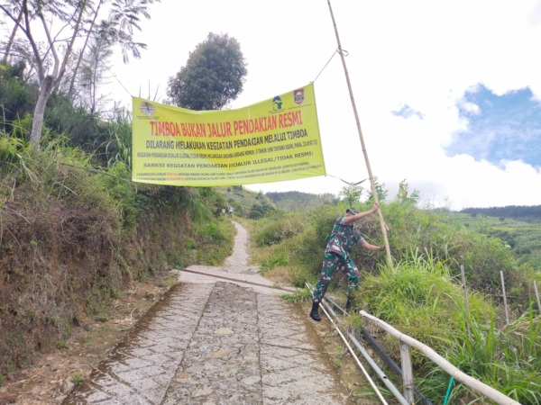 SOSIALISASI: Pemasangan spanduk larangan mendaki Merbabu lewat Timboa, Gladagsari. (RAGIL LISTIYO/RADAR SOLO)
