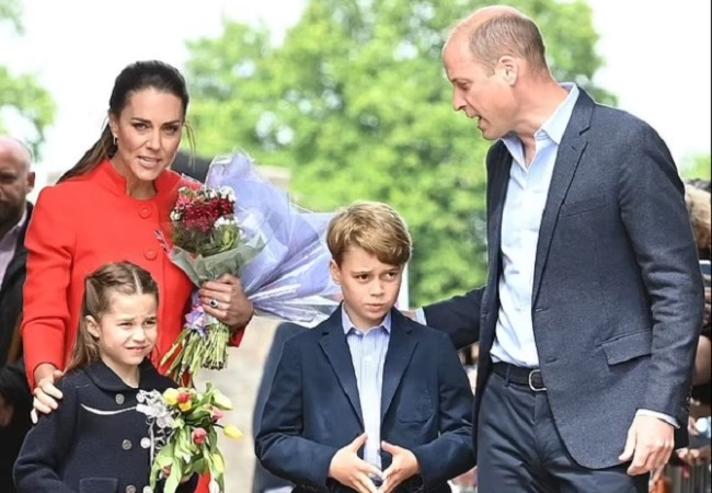Anak Kate Middleton-Pangeran William yakni Pangeran George (kedua dari kanan) yang masih berusia 9 tahun mencuri perhatian publik. (Daily Mail)