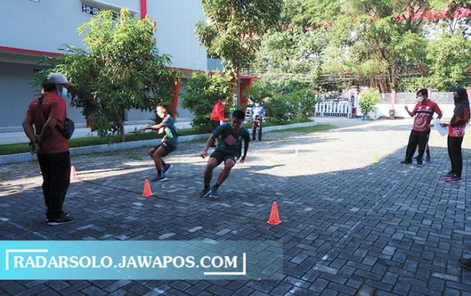 DISIPLIN: Pelatihan murid kelas khusus olahraga di FKOR UNS belum lama ini. (SEPTIAN REFVINDA/RADAR SOLO)