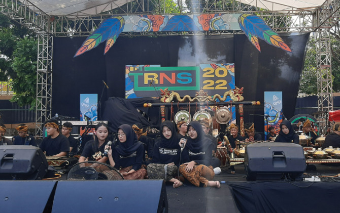 MERIAH: Penampilan grup karawitan dalam rangka HUT Ke-64 SMAN 1 Boyolali, kemarin. (RAGIL LISTIYO/RADAR SOLO)