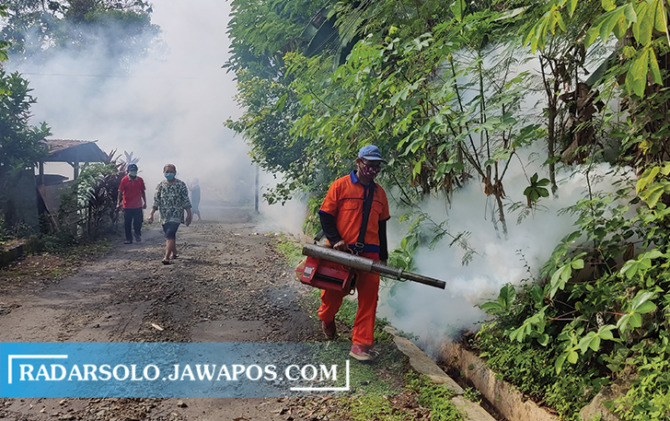 KURANG EFEKTIF: Pengasapan di Kelurahan Wuryorejo, Kecamatan Wonogiri Kota Juni lalu. Fogging hanya membunuh nyamuk dewasa. (IWAN ADI LUHUNG/RADAR SOLO)