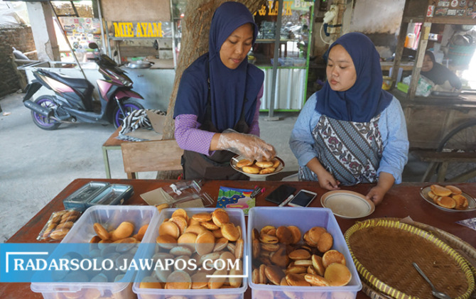 KEMBALI DIGELAR: Penjualan apem meningkat pada momen tradisi Yaa Qowiyyu di Kelurahan Jatinom, Kecamatan Jatinom. (ANGGA PURENDA/DOK.RADAR SOLO)